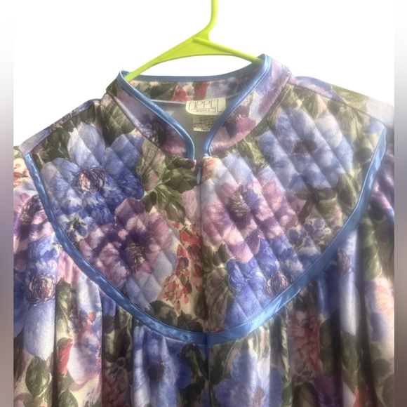 Appel long robe floral pattern quilted yoke upper front women’s size Medium - Picture 2 of 10